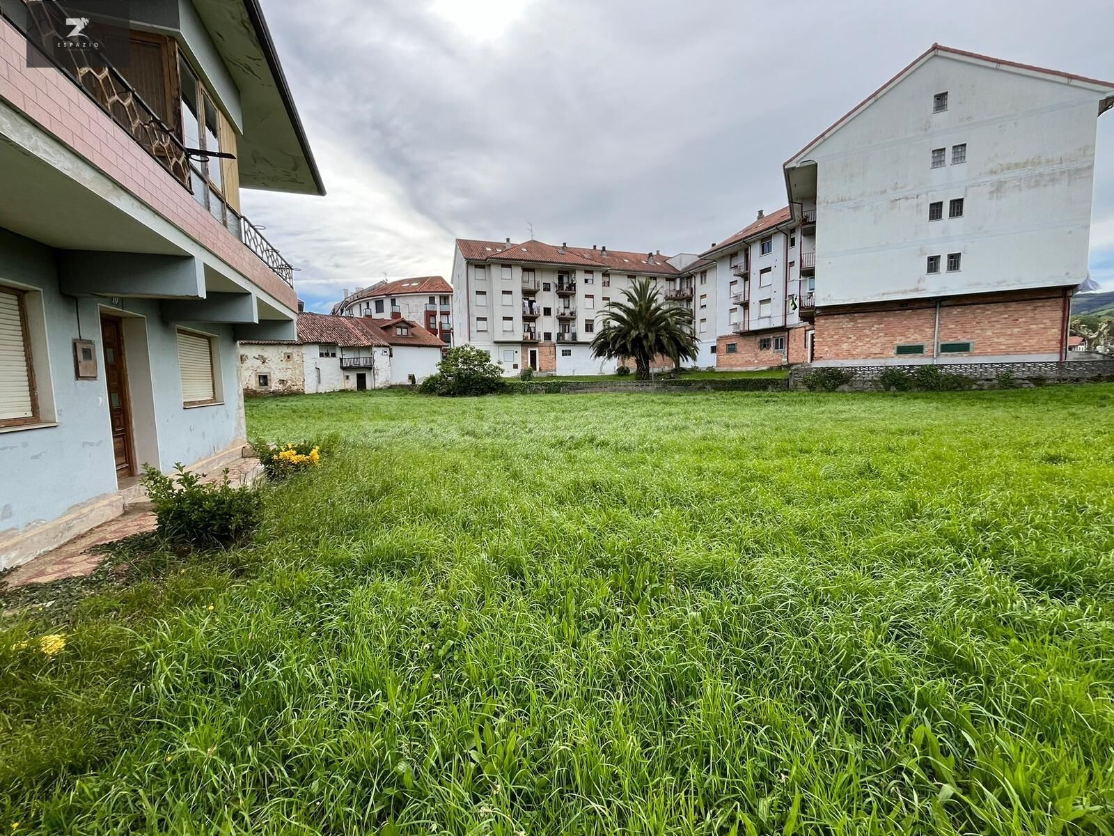 TERRENO URBANO CON VIVIENDA EN SELAYA