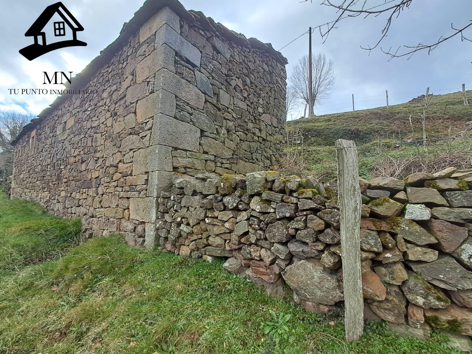 VENTA DE CONJUNTO DE 2 CABAÑAS PASIEGAS CON FINCA
