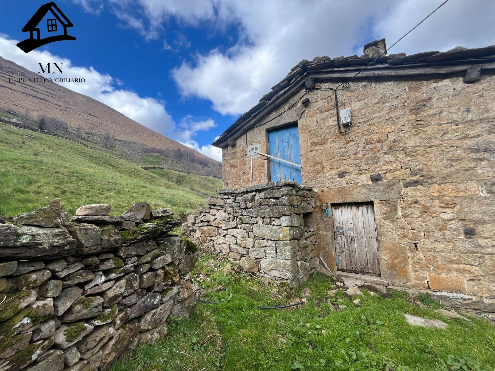 CONJUNTO DE TRES CABAÑAS PASIEGAS CON FINCAS PRIVADAS EN VEGA DE PAS - foto 2