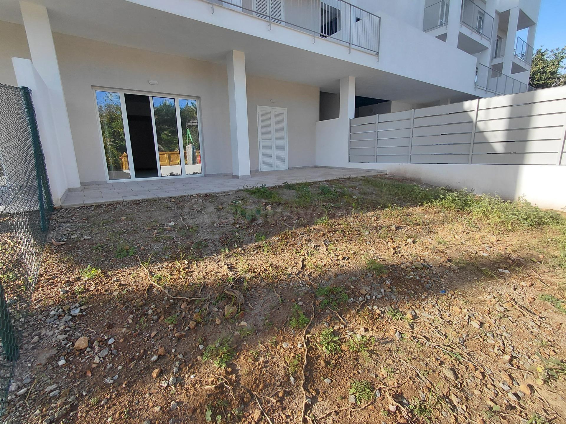 🌿 Planta baja con jardín a 200 m del mar – Cala Bona (Obra nueva)