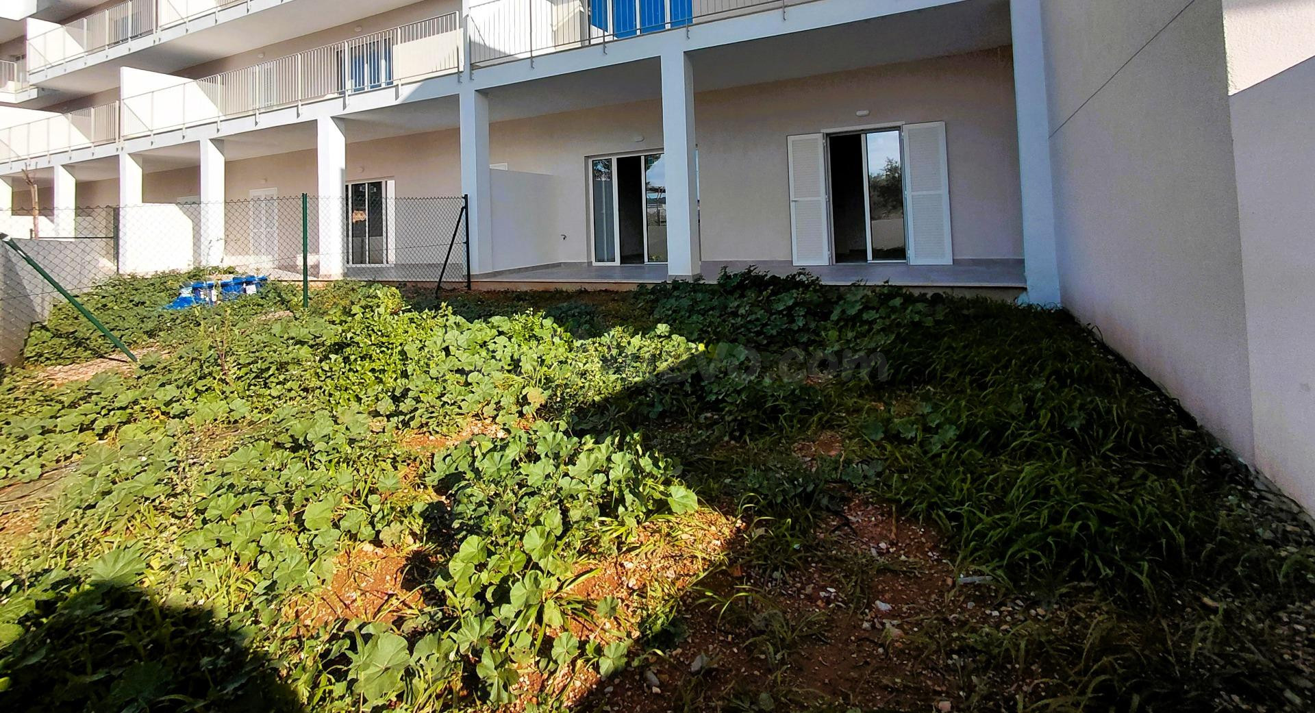 ¿Buscas una planta baja adaptada, de obra nueva, con jardín privado y cerca del mar?