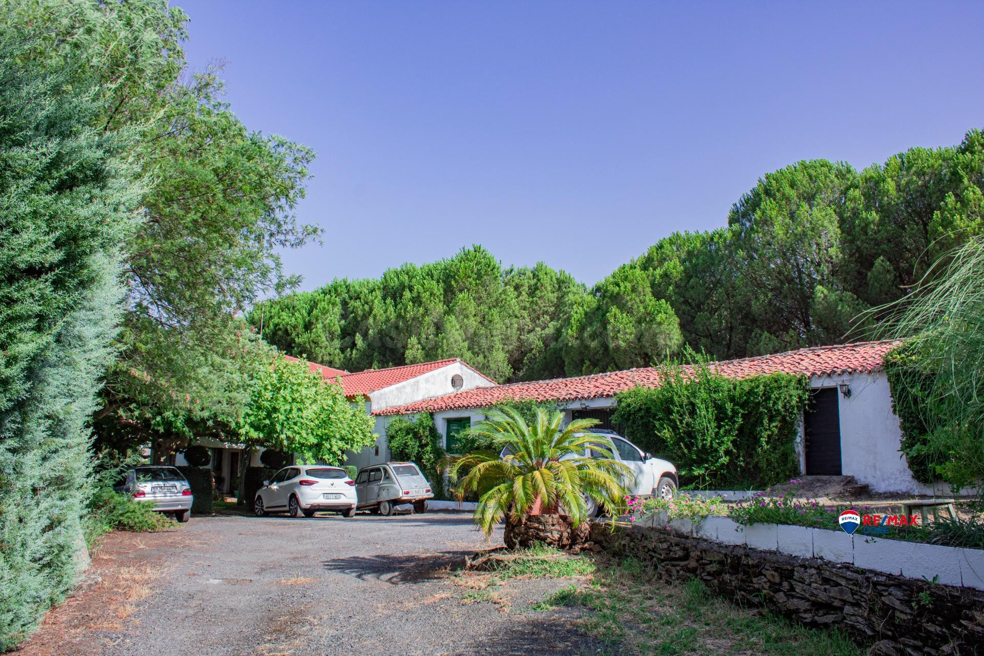 Exclusiva finca rústica con vivienda, piscina, zonas ajardinadas y múltiples instalaciones — A solo 1 minuto de Plasencia