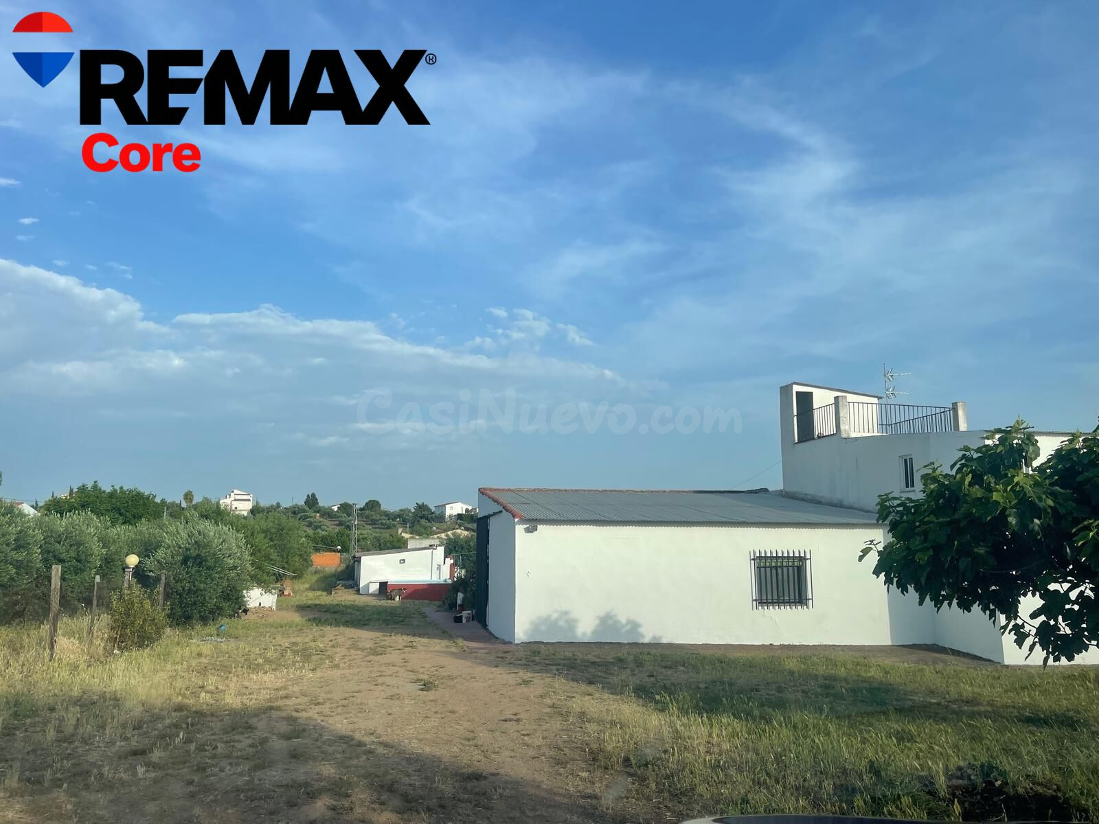 Excepcional Parcela con Casa y Naves a Solo 3 Minutos de Mérida
