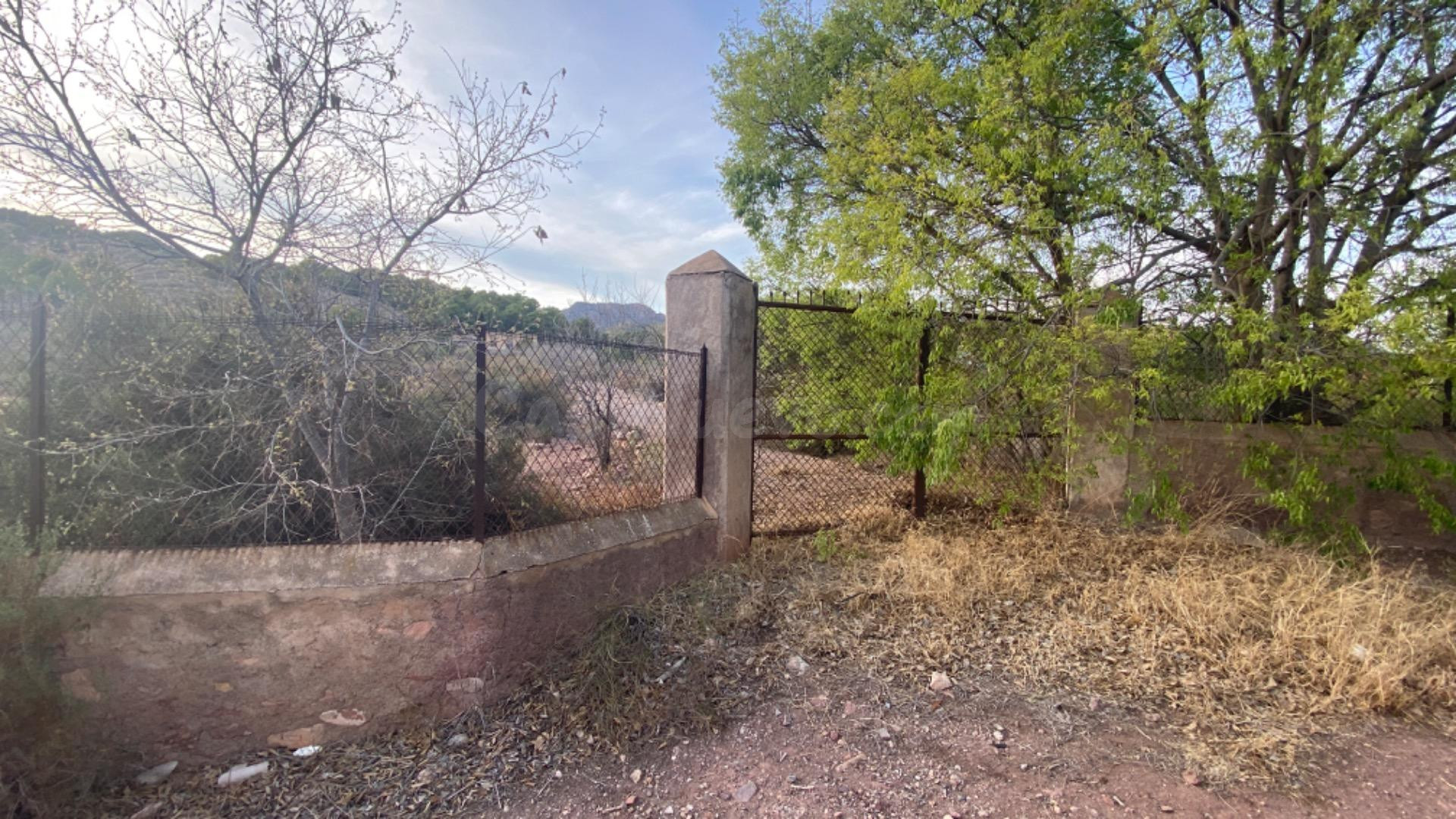 Terreno con construcción a reformar.