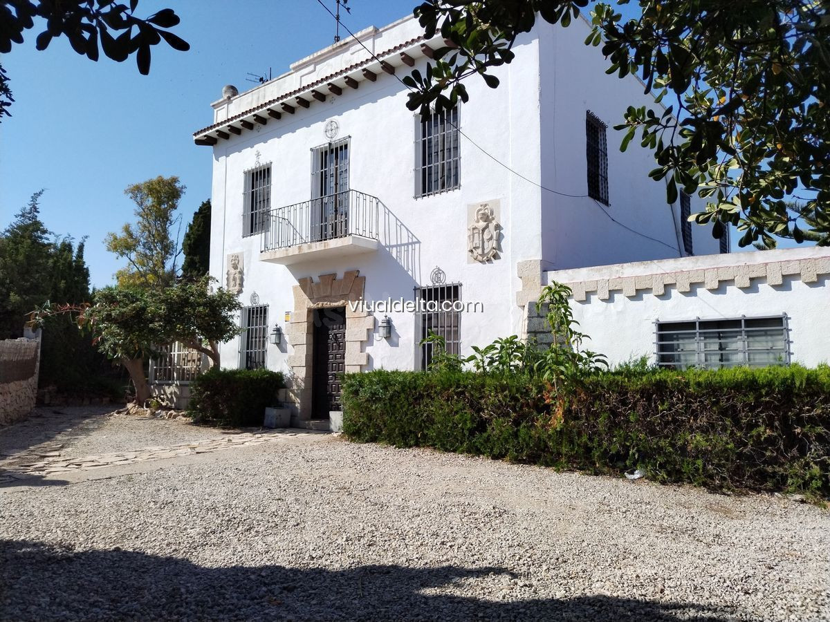 Chalet de  428 m2 con parcela de 3.571 m2. En población