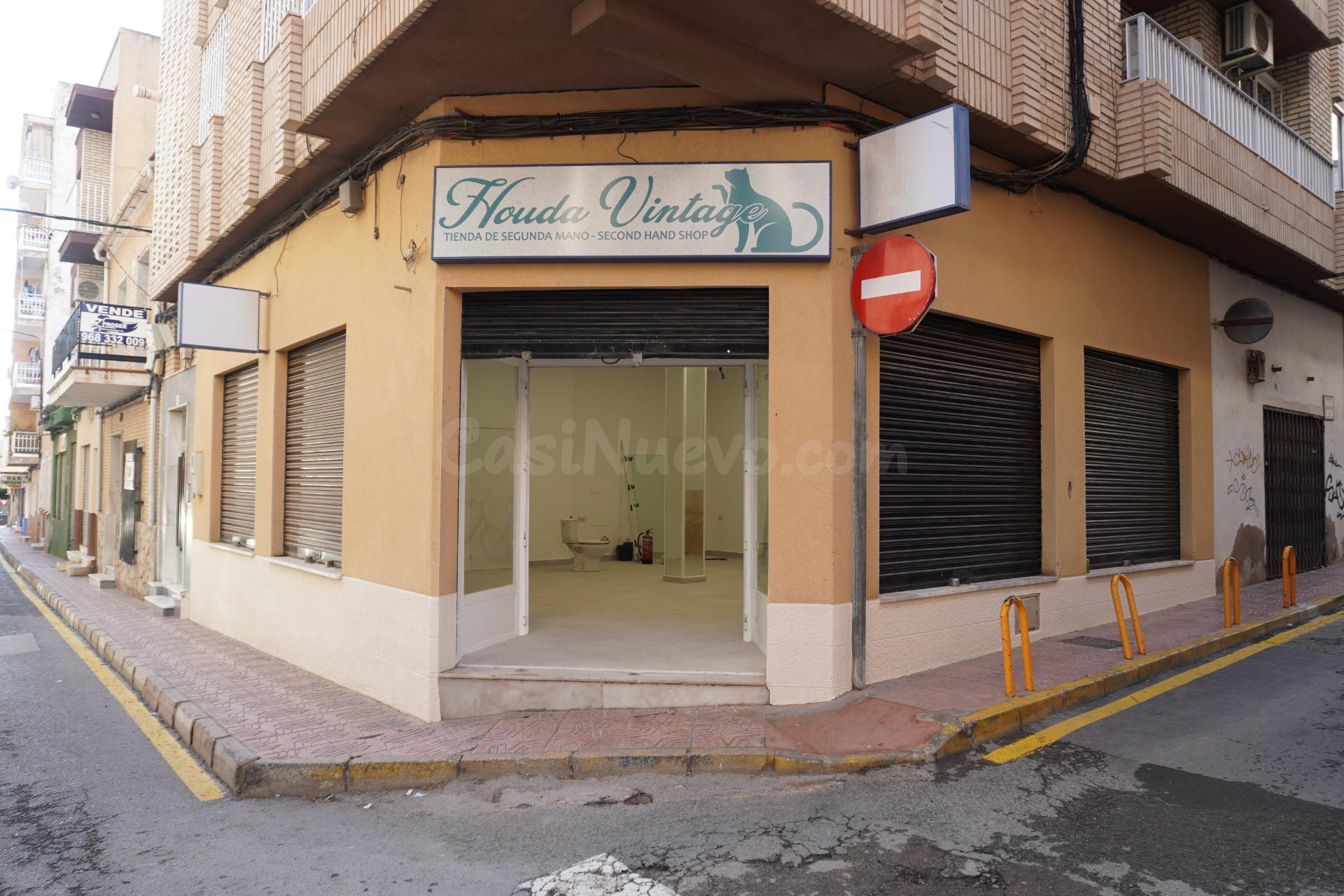 SE ALQUILA BAJO COMERCIAL EN EL CENTRO DEL PUERTO DE MAZARRÓN – A 10 METROS DE LA PLAYA