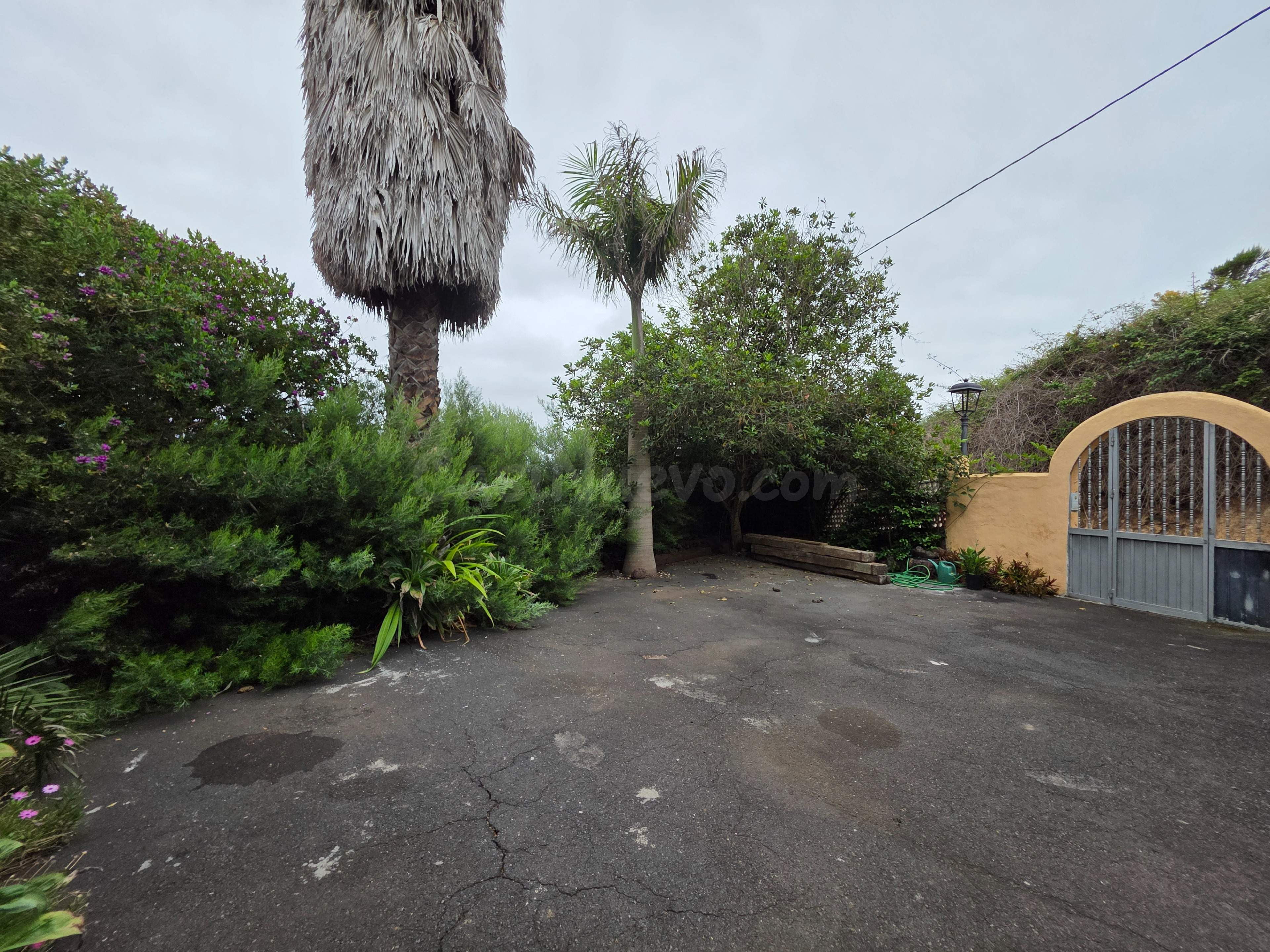 En venta precioso Chalet con Jardín soñado en La Orotava - foto 2