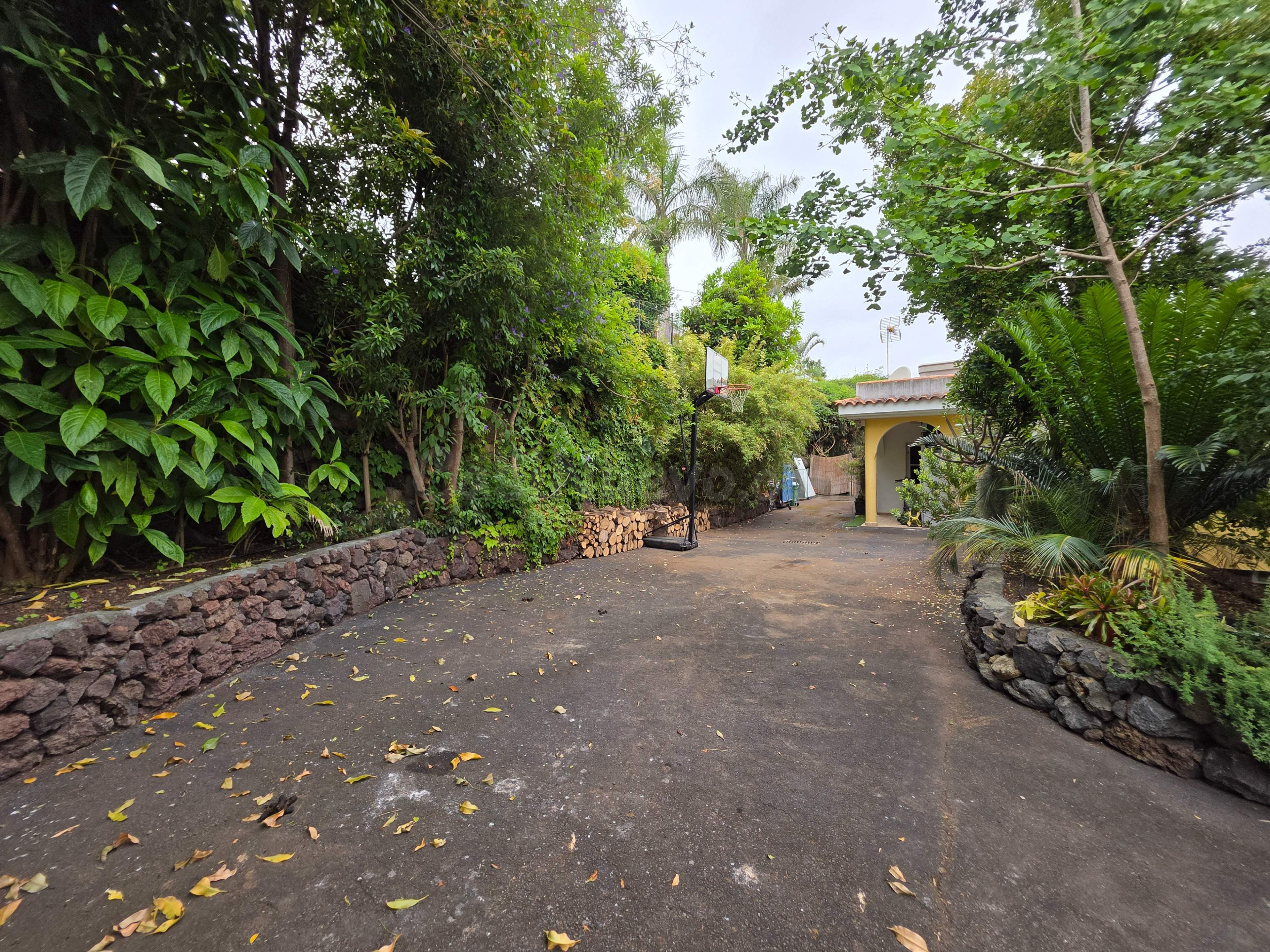 En venta precioso Chalet con Jardín soñado en La Orotava - foto 4