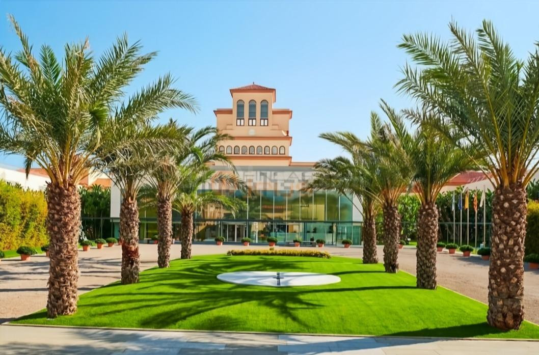 ¡Descubre el lujo en este espectacular apartamento en primera línea de mar!