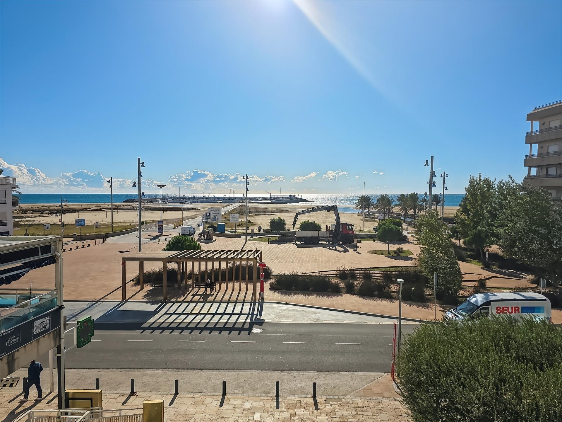 Estudio Moderno en Primera Línea de Mar con Vistas Panorámicas