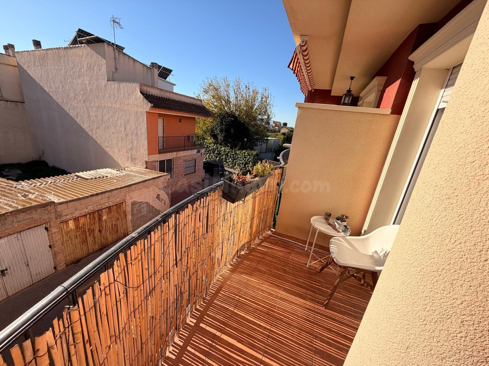 DÚPLEX CON TERRAZA, BALCÓN Y GARAJE EN ALQUERÍAS