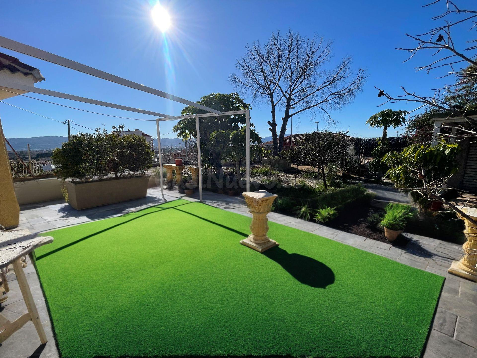 Chalet independiente con amplia parcela, jardín y gran terraza en La Ñora
