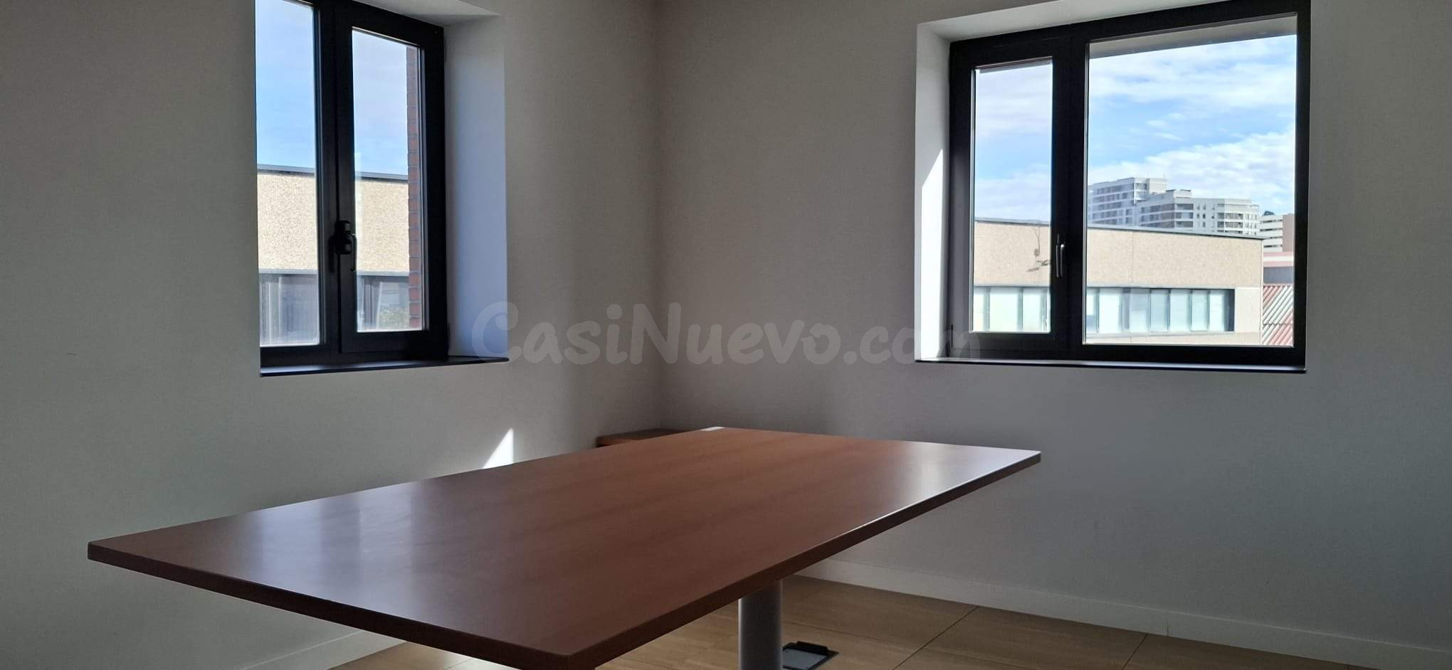Oficina con zona diáfana y cuatro despachos