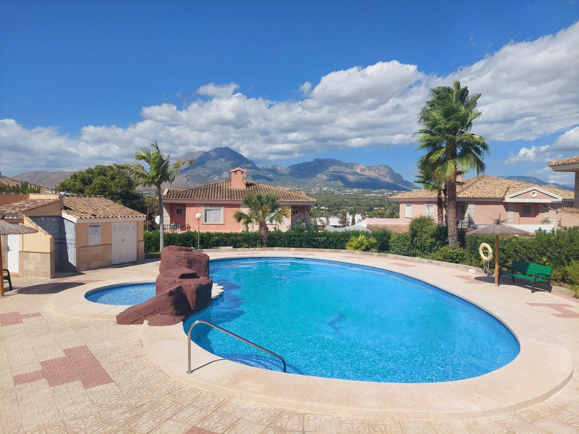 Villa de Lujo Renovada en el Corazón de Rincón de Loix