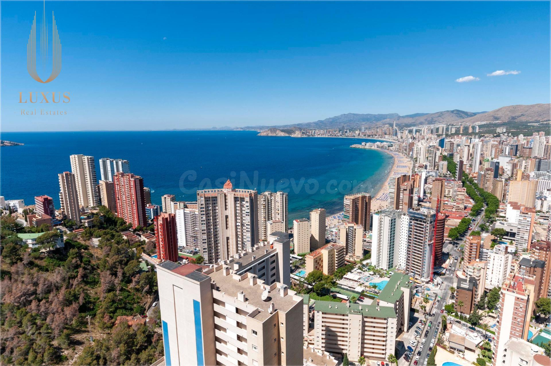 Lujoso ático dúplex con terrazas, vistas al mar, ciudad y montaña