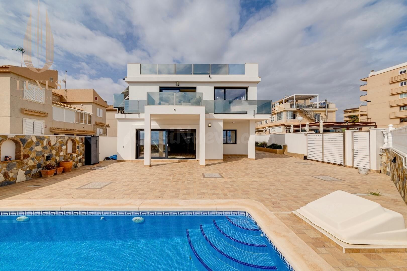 Casa Única Frente al Mar con Vistas Impresionantes