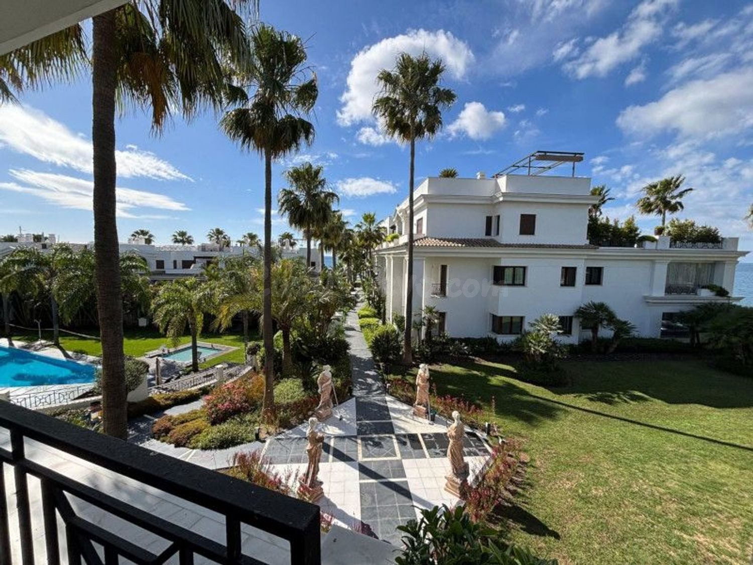 Apartamento 4 dormitorios 188 m2 en Estepona