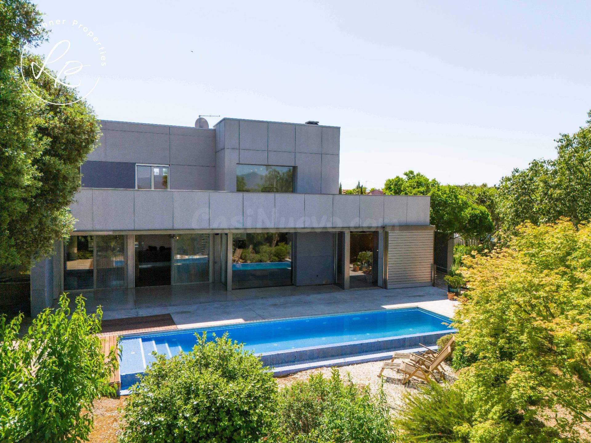CASA DE DISEÑO CON JARDÍN, BOSQUE PRIVADO Y PISCINA EN MAS P