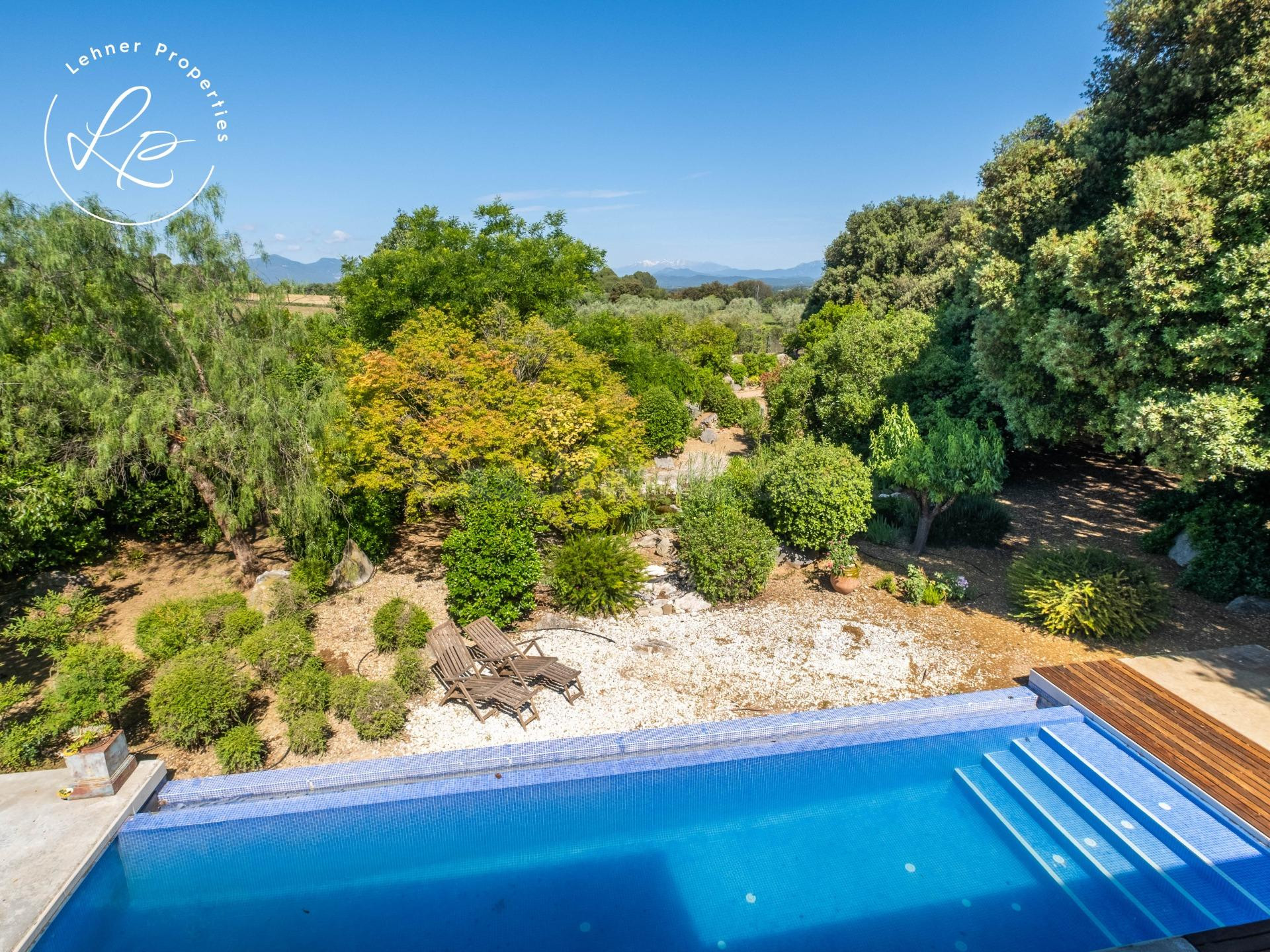 CASA DE DISEÑO CON JARDÍN, BOSQUE PRIVADO Y PISCINA EN MAS P - foto 3