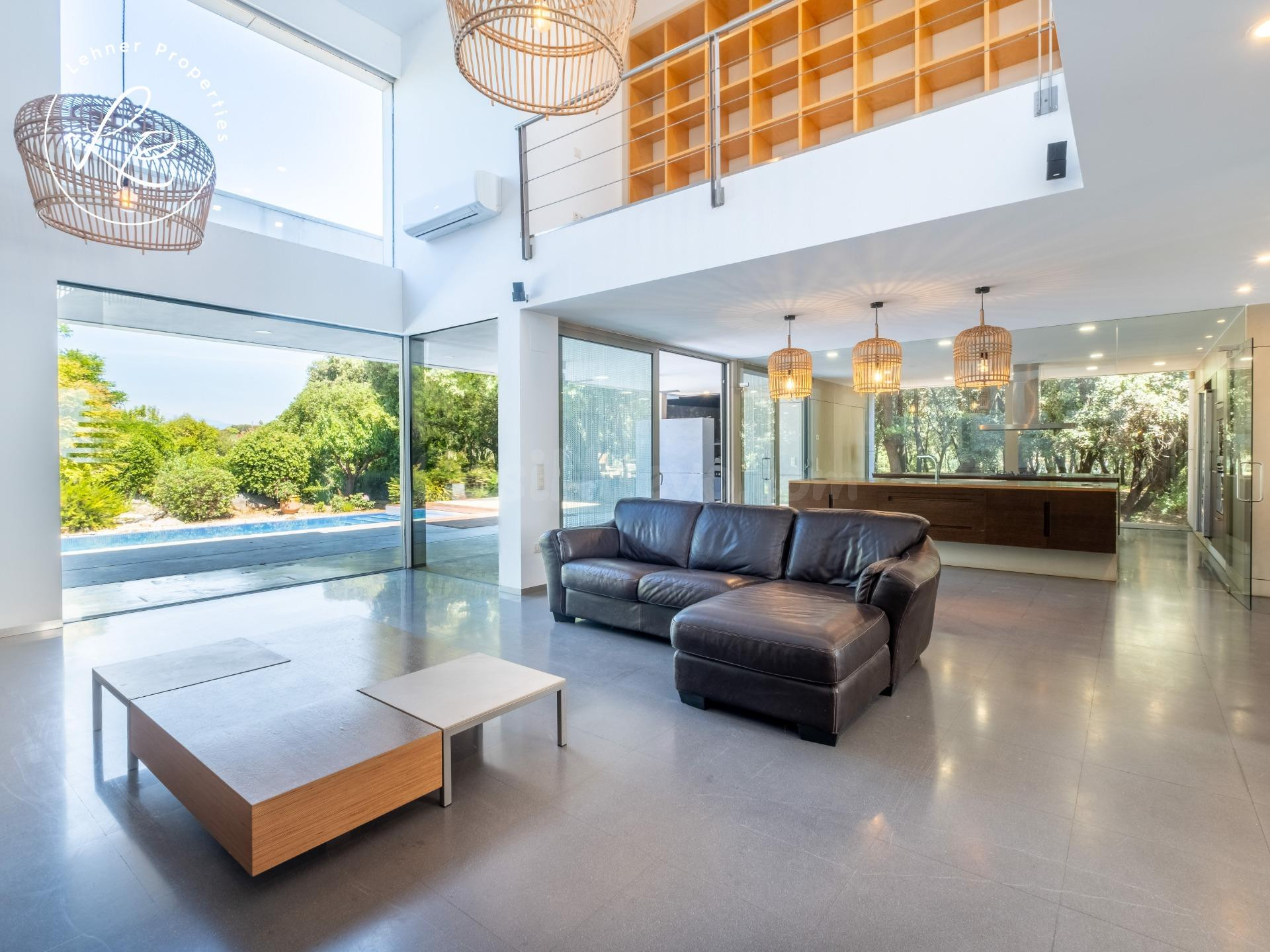 CASA DE DISEÑO CON JARDÍN, BOSQUE PRIVADO Y PISCINA EN MAS P - foto 4