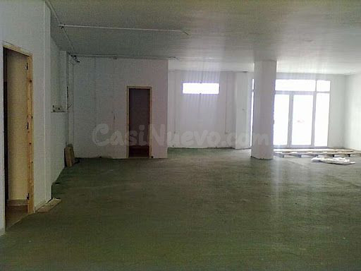Local comercial con posibilidad de hacer una o dos viviendas.