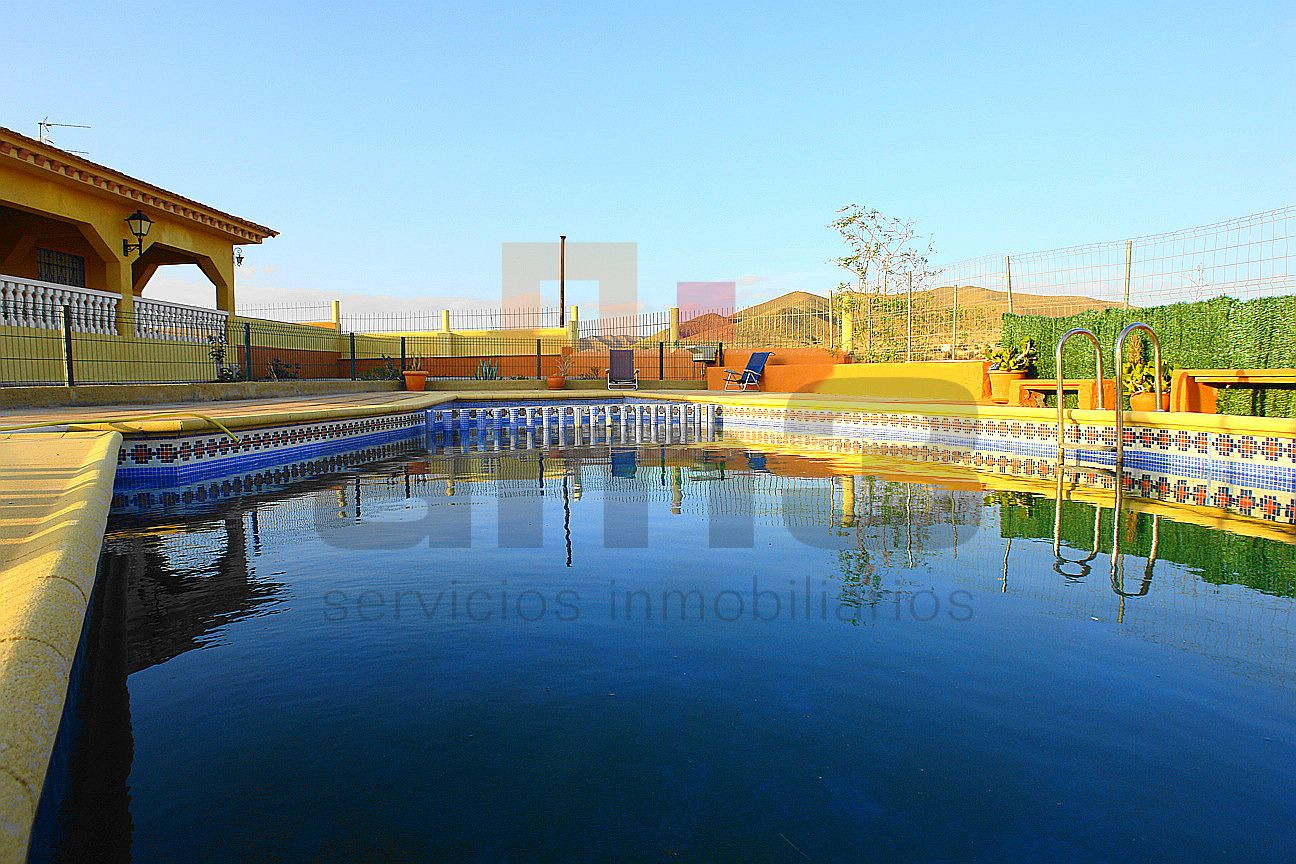 Se vende chalet en los Carasoles.