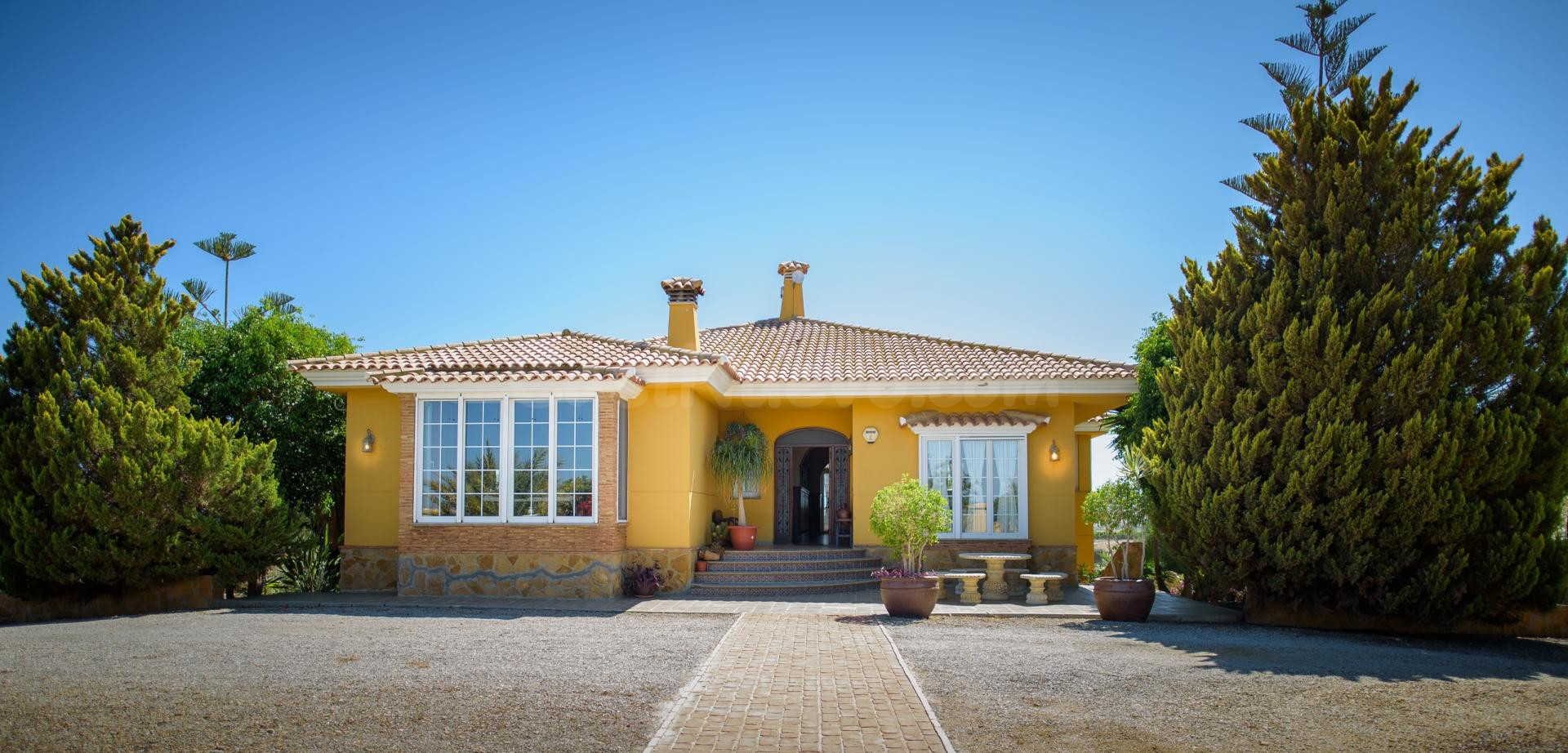 CHALET CON PISCINA Y PARCELA EN VERA