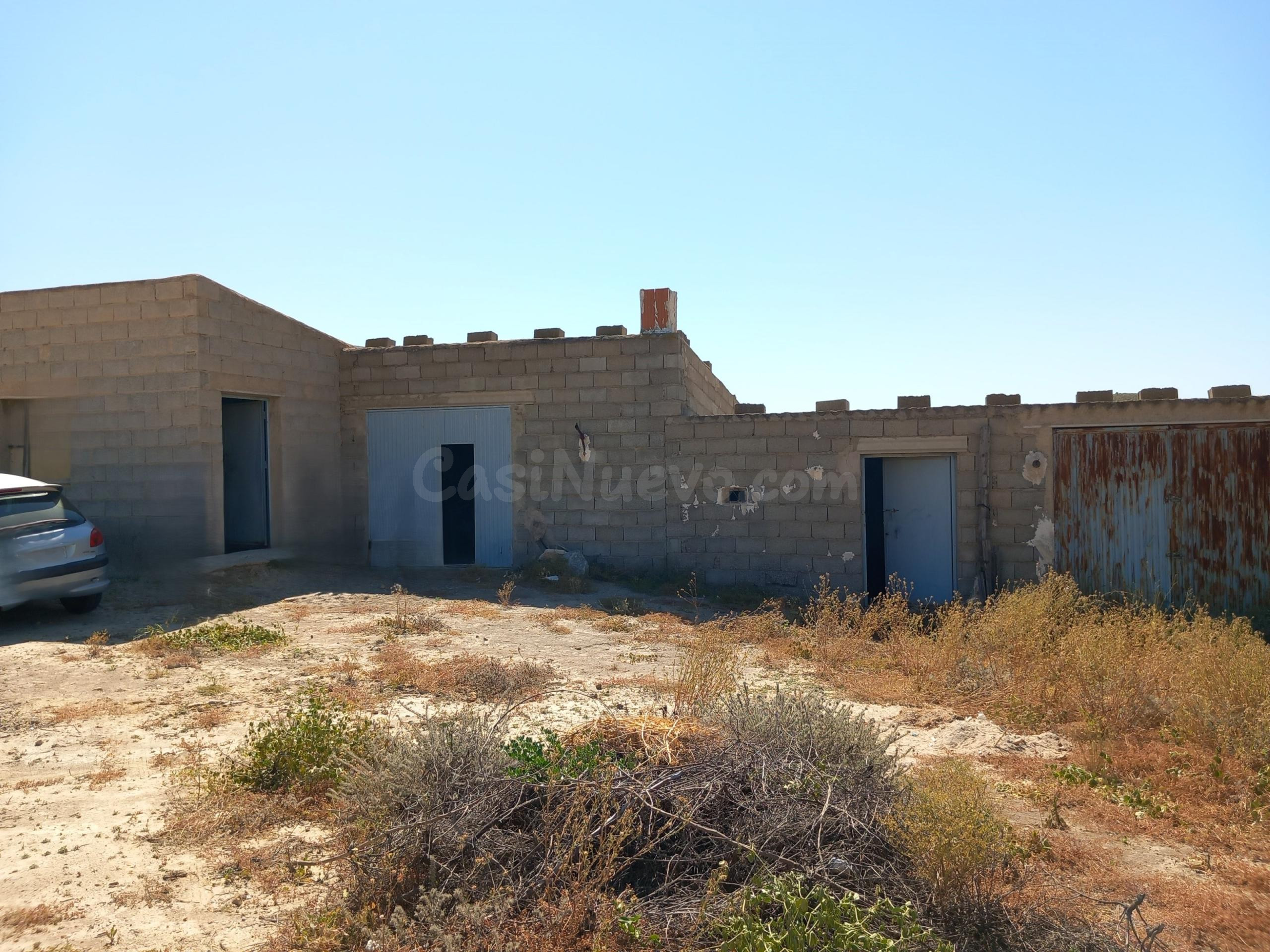 Cortijo a reformar con gran parcela junto a zona urbana