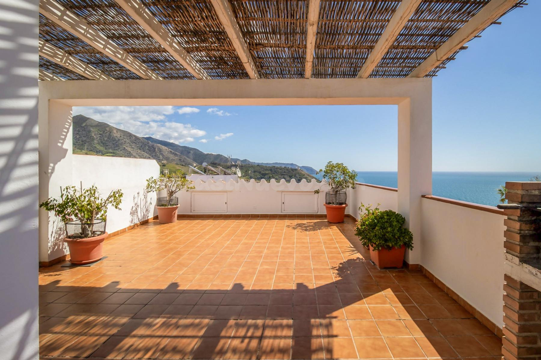 ¡Casa Adosada en Maro con Terraza en la Azotea y Vistas