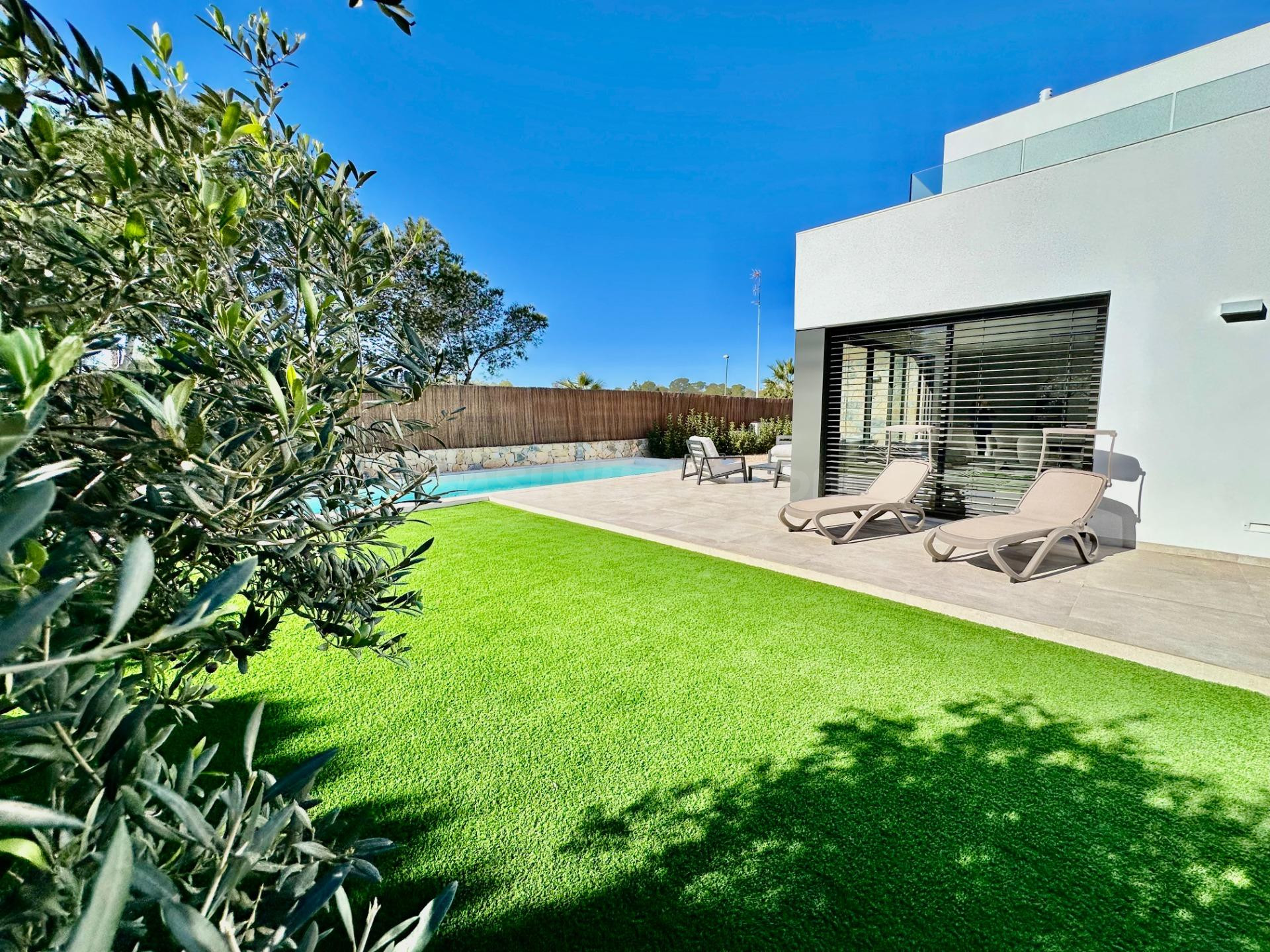 Villa Benamor 3 – Elegancia Moderna en Las Colinas Golf
