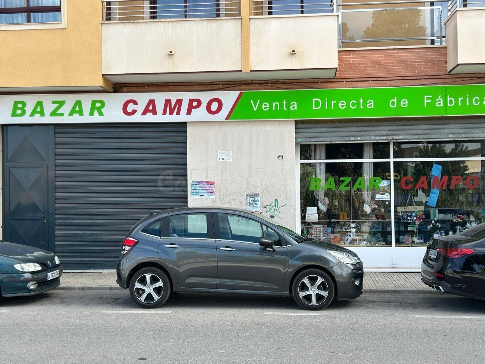 Local comercial a pie de calle en Aspe. 653 m2 mas 360 m2 de patio.
