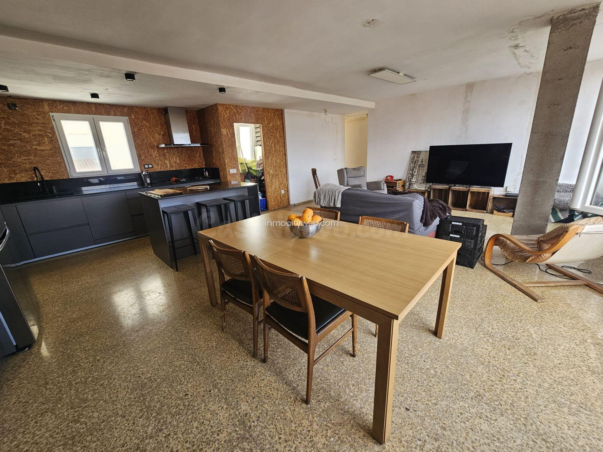 Piso amplio y reformado en el centro de Canet — Ideal para familias  Te presentamos este fantástico piso recién reformado, situado en pleno centro de Canet