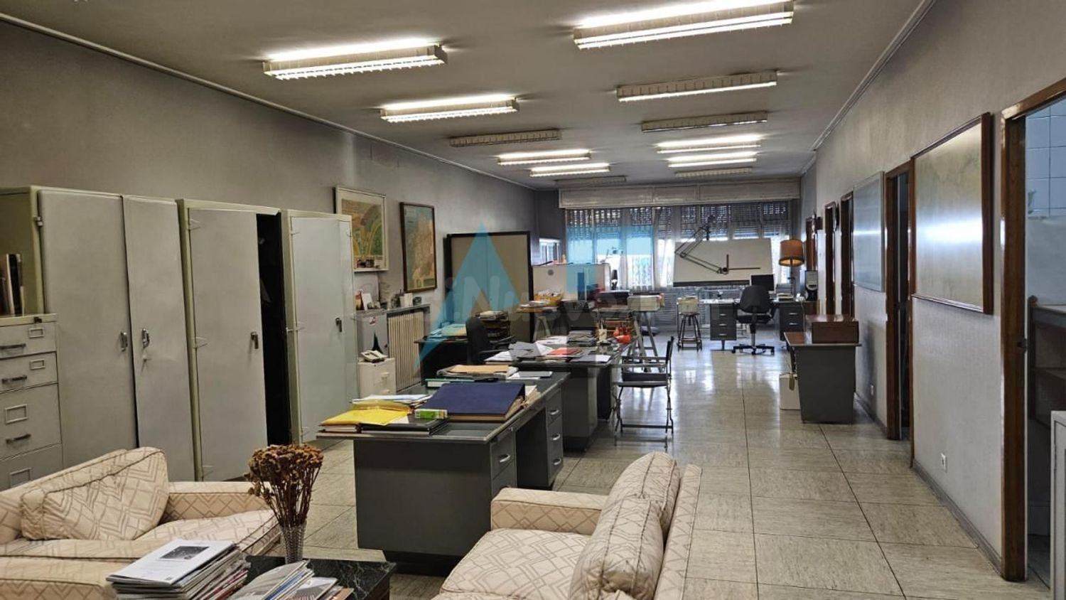 Oficina en Alquiler en Rúa Curros Enríquez: Espacio Funcional en el Corazón de Ourense