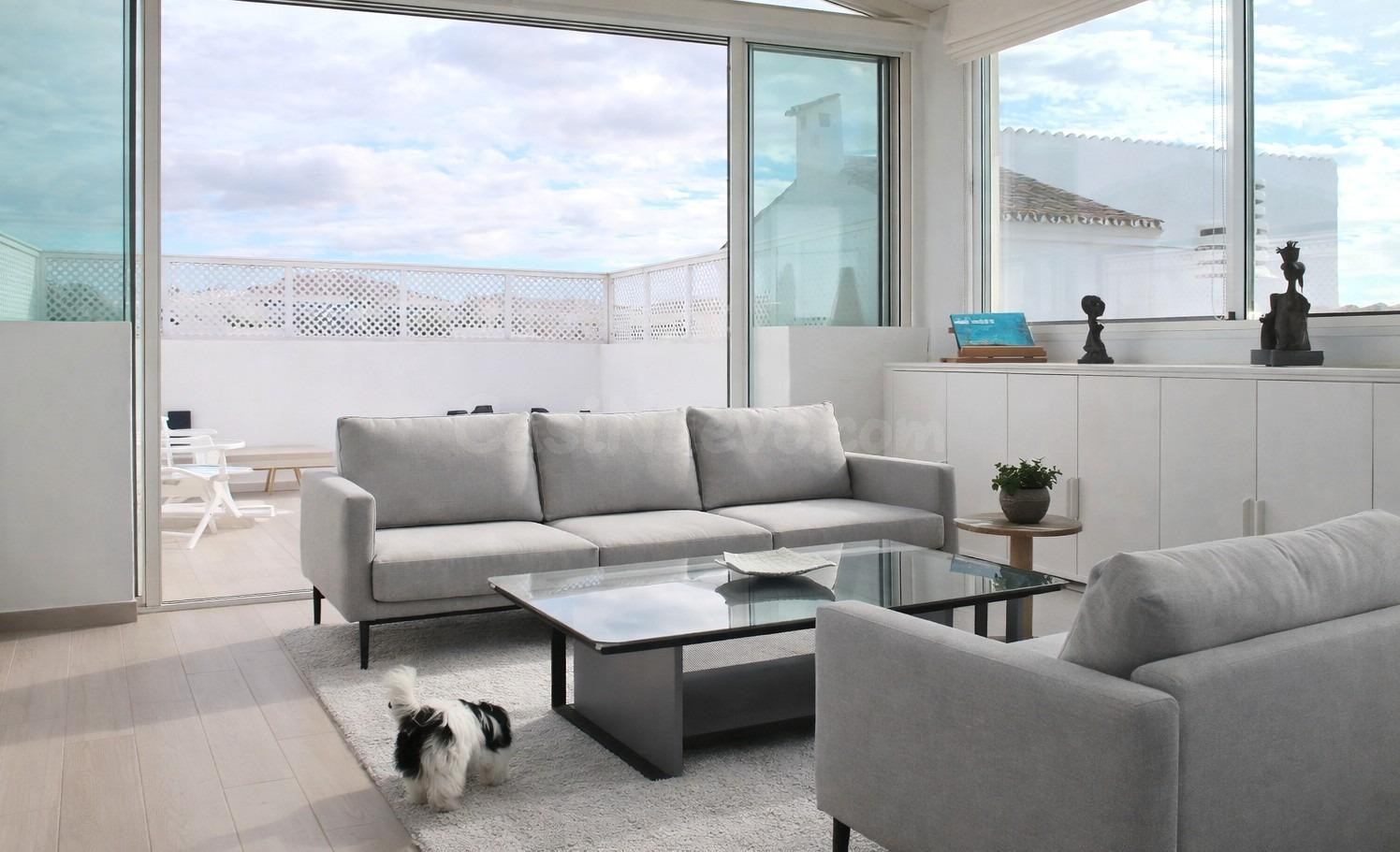 Ático en venta en una de las urbanizaciones más prestigiosas de Puerto Banús en Marbella.