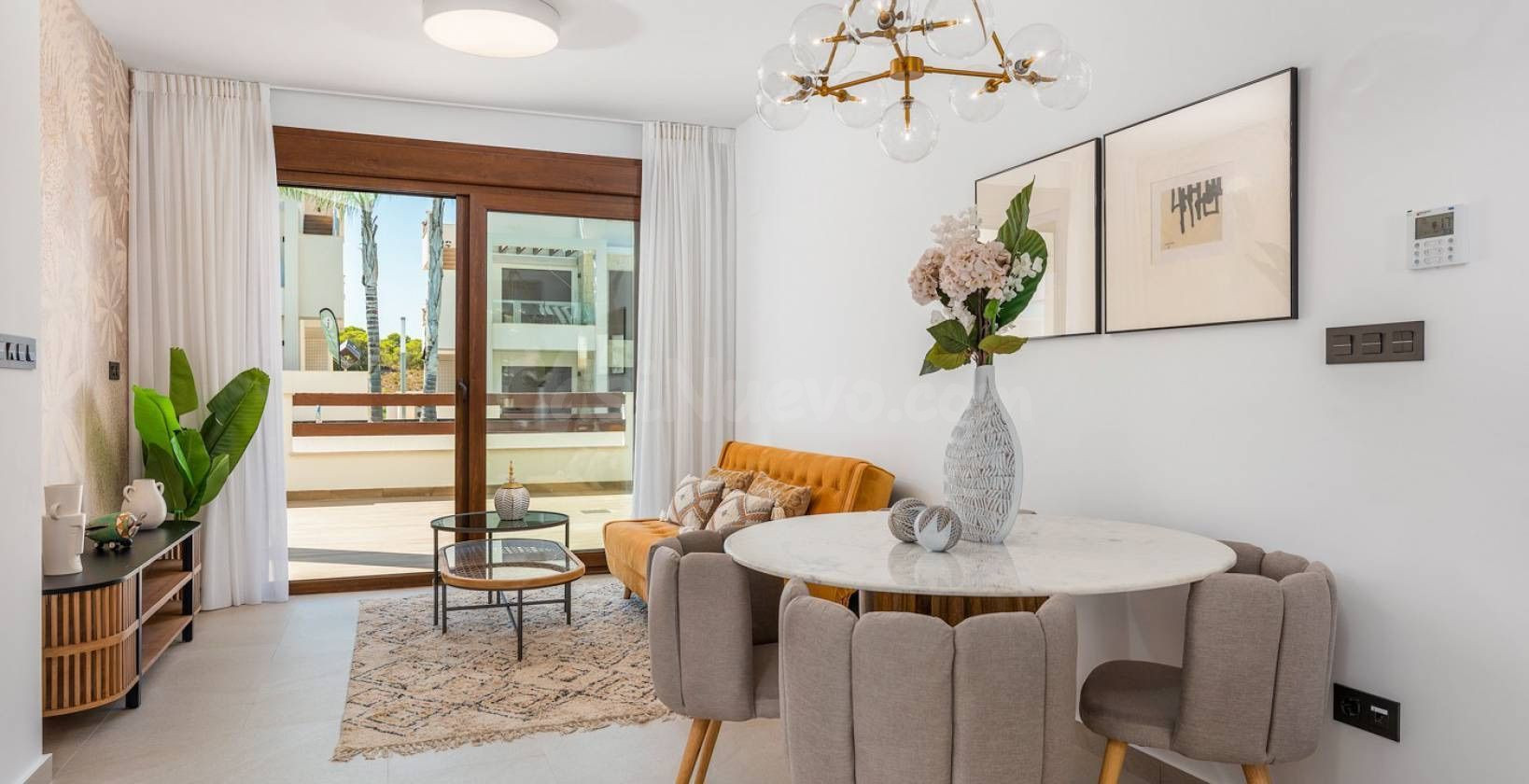 Bungalow de planta baja en Torrevieja con piscina comunitari - foto 2