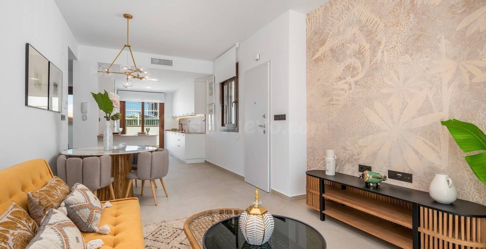 Bungalow de planta baja en Torrevieja con piscina comunitari - foto 3