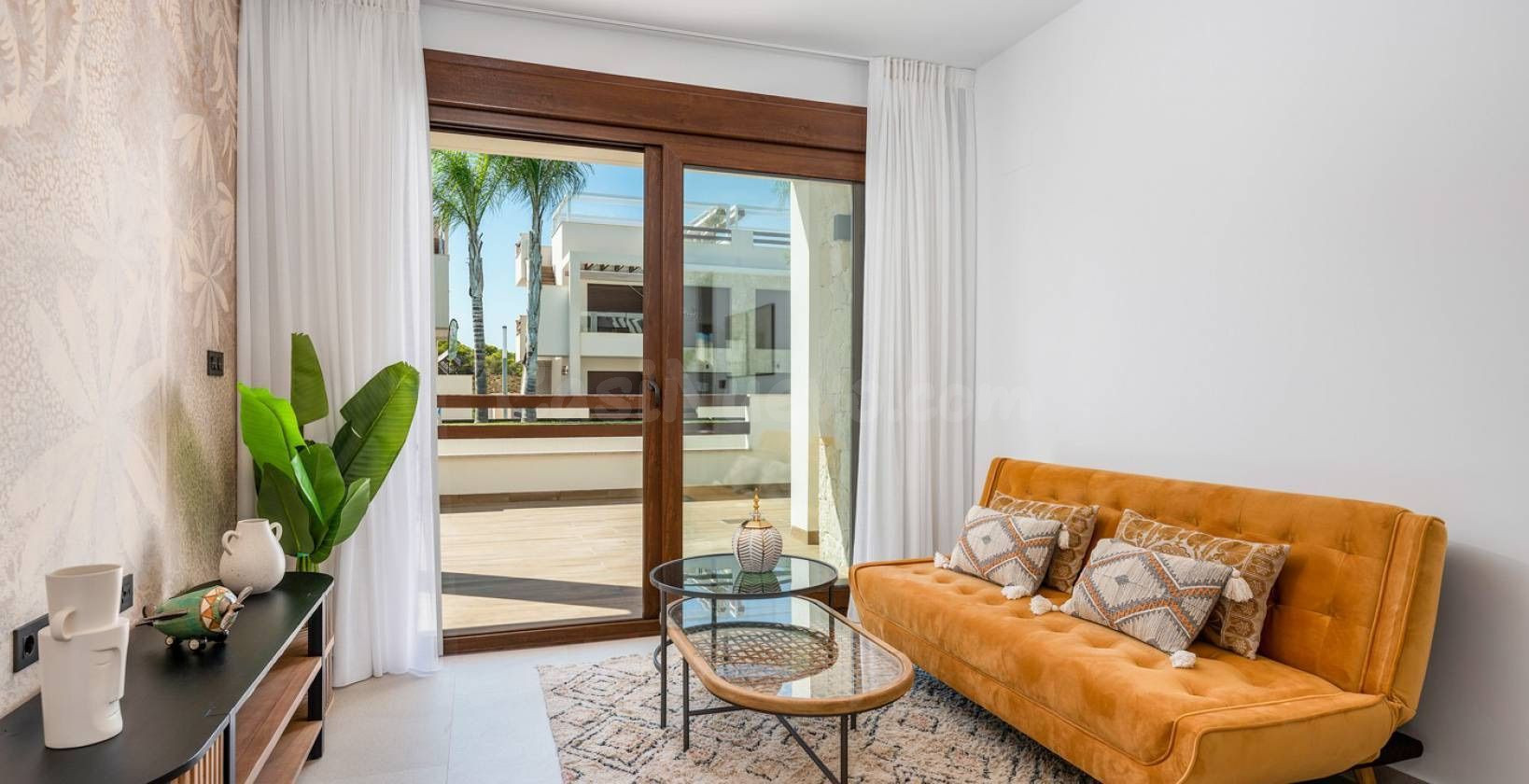 Bungalow de planta baja en Torrevieja con piscina comunitari - foto 5