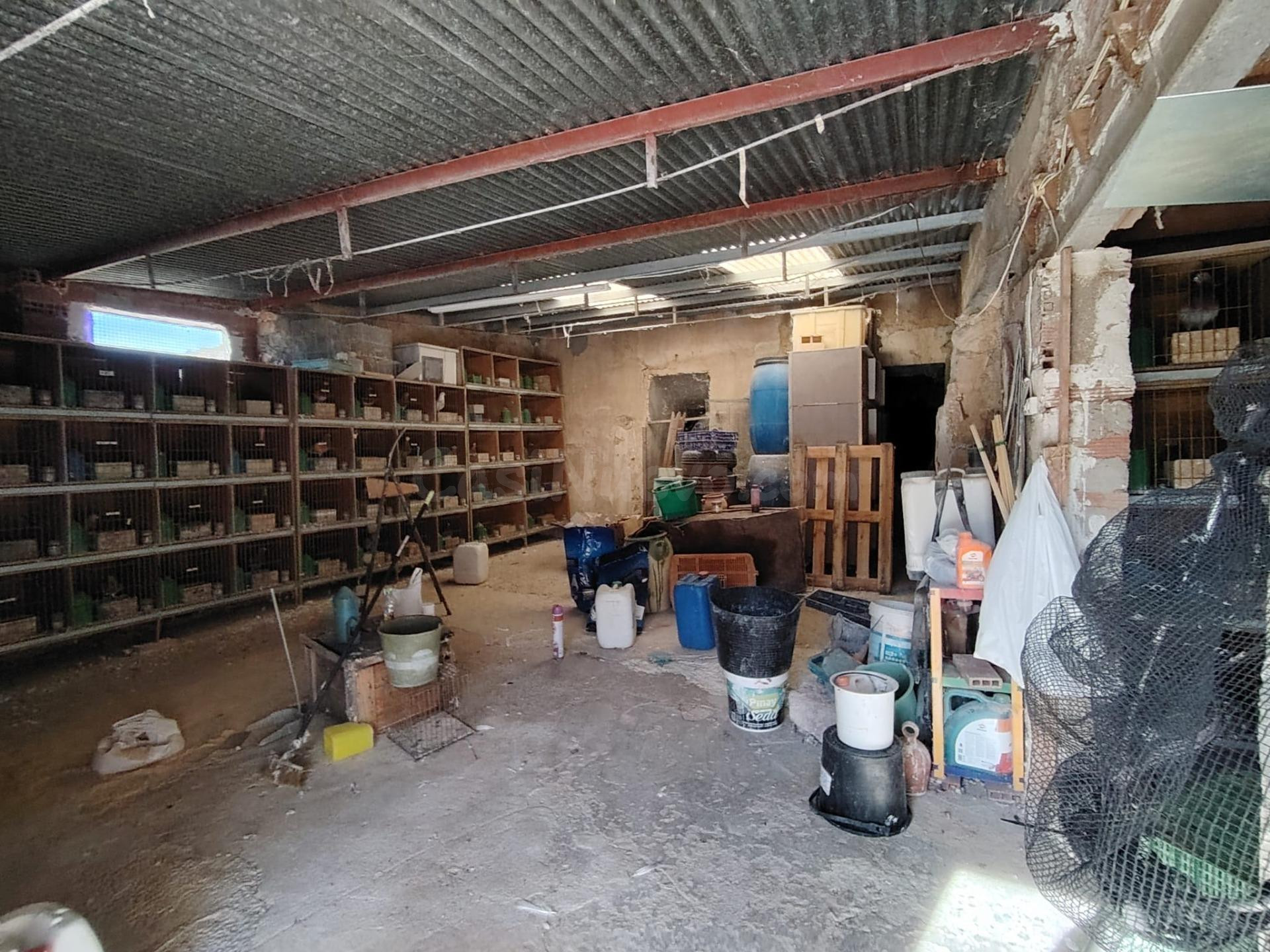 Casa cueva con terreno en el Pueblo.