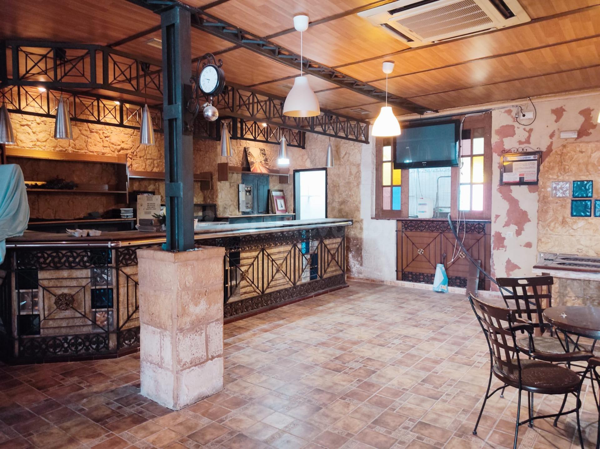 Fantástico local comercial con garaje incluido en el centro de Dolores, Alicante