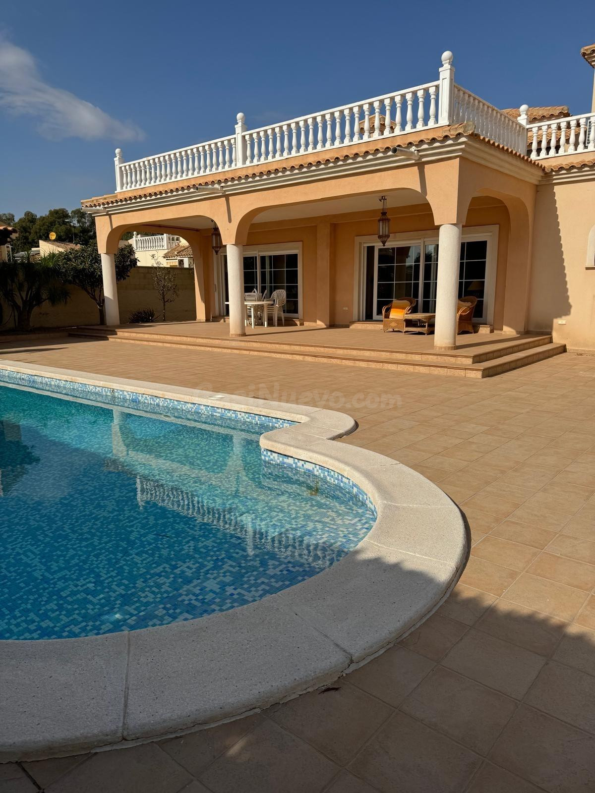 Villa familiar junto al mar: a 200 m de la playa de arena, parcela de 900 m2, piscina privada y vistas al mar