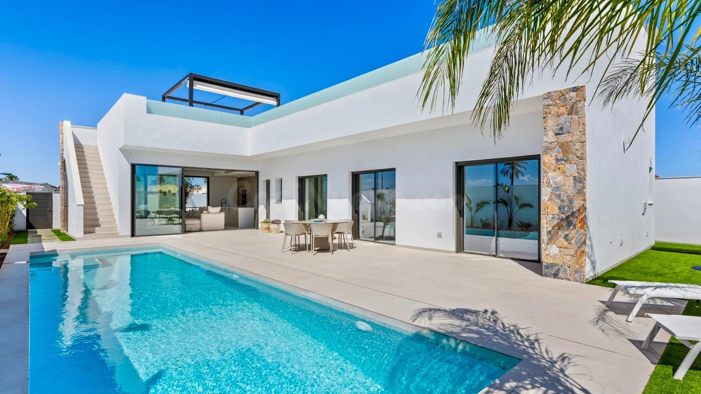 Chalet con su propia gran piscina y solárium de 125 m2 a poc