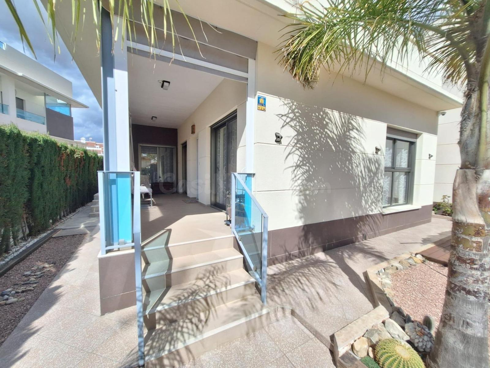 CHALET DE 3 DORMITORIOS 2 BAÑOS EN CIUDAD QUESADA! 125M2. PISCINA COMUNITARIA. PARKING.
