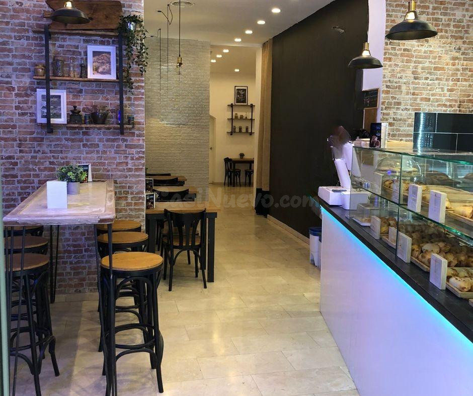 Traspaso de bar en pleno centro de Barcelona, actualmente operando como franquicia de empanadas de gran éxito.