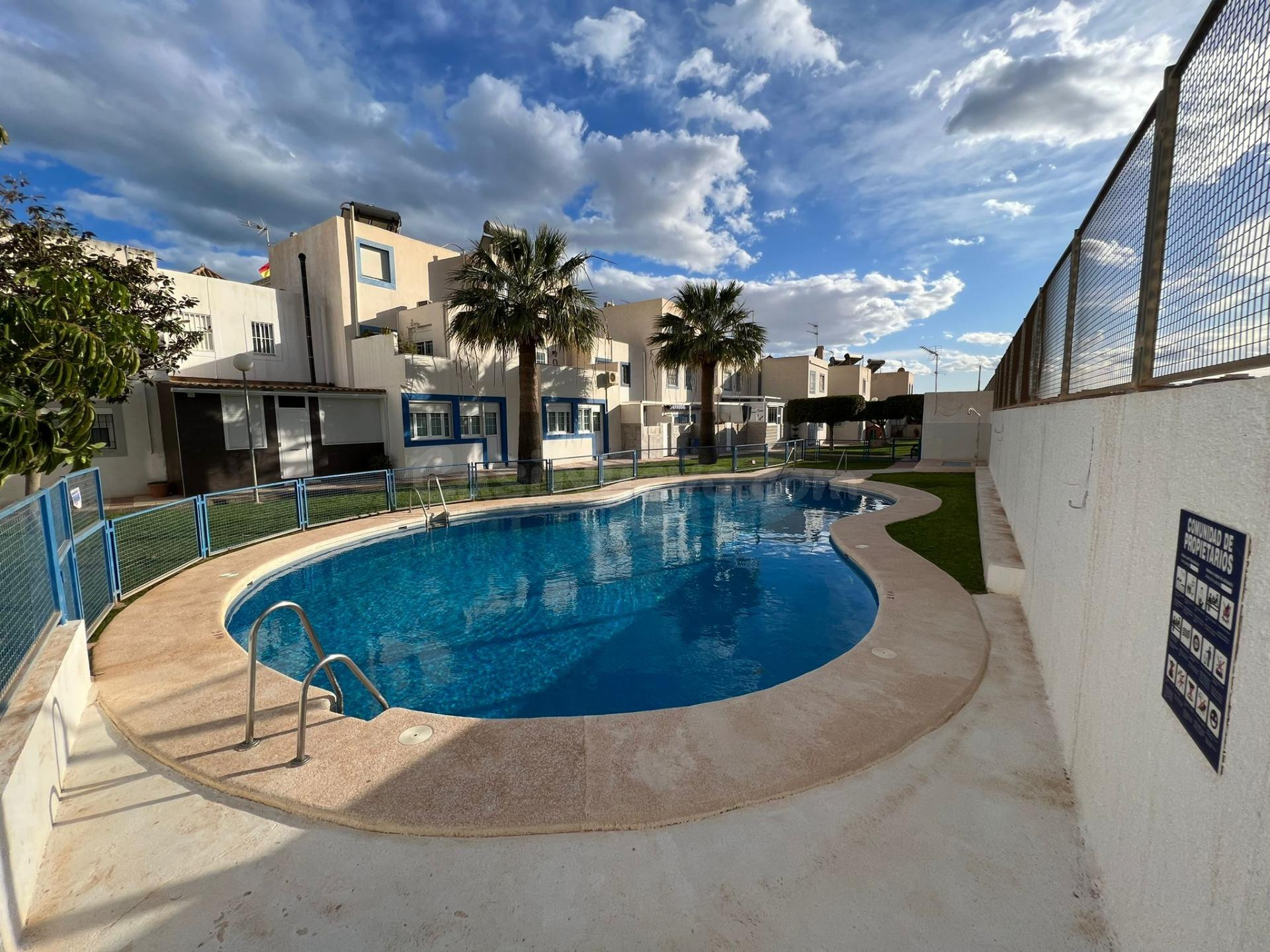 ¡OPORTUNIDAD! ADOSADO CON VISTAS AL MAR Y PISCINA COMUNITARIA
