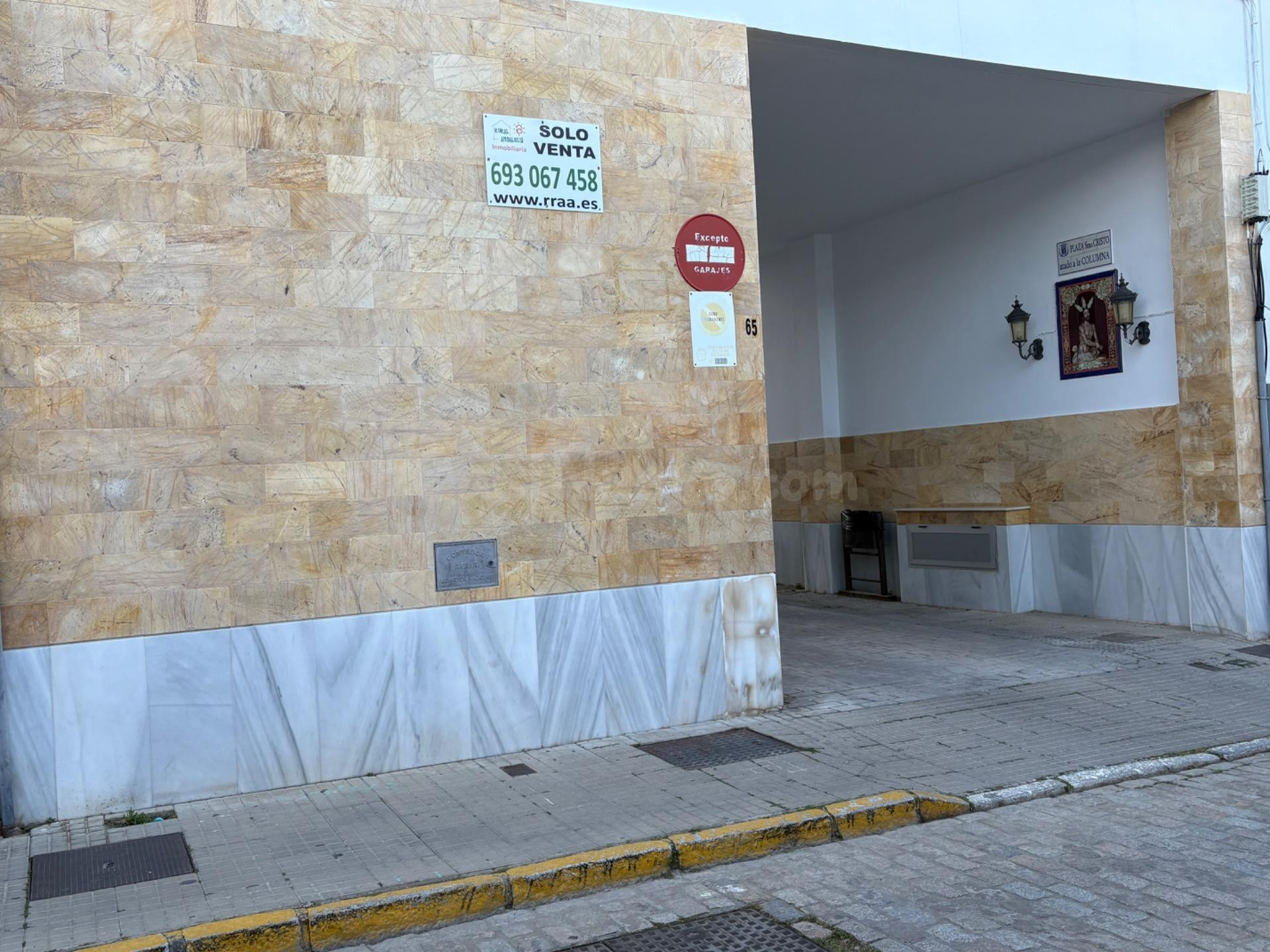 IMPRESIONANTE CASA ADOSADA CON GARAJE PRIVADO PARA MÁS DE DO