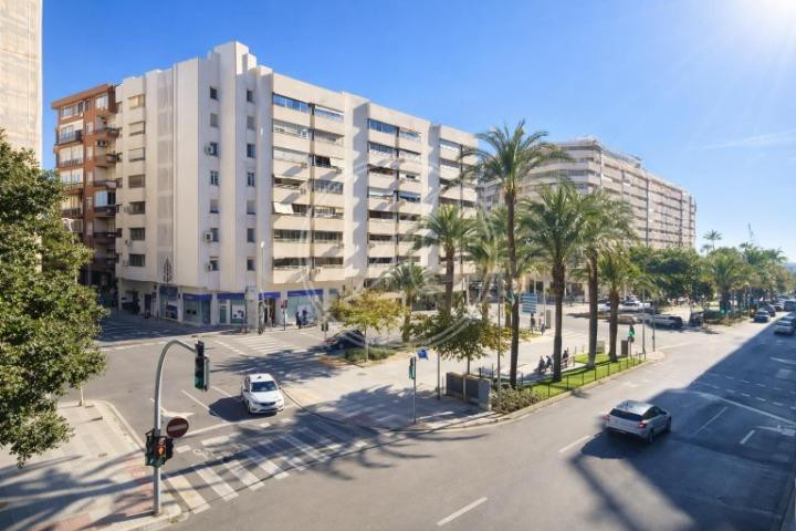 Vivienda exterior y luminosa con terraza en Avenida Oscar Es