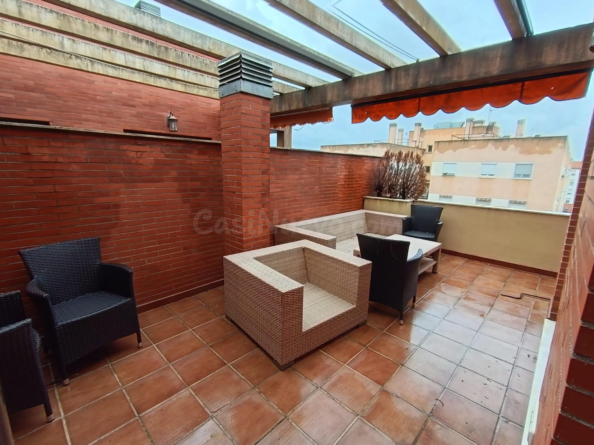 A. Ático con dos terrazas, piscina y dos plazas de garaje en