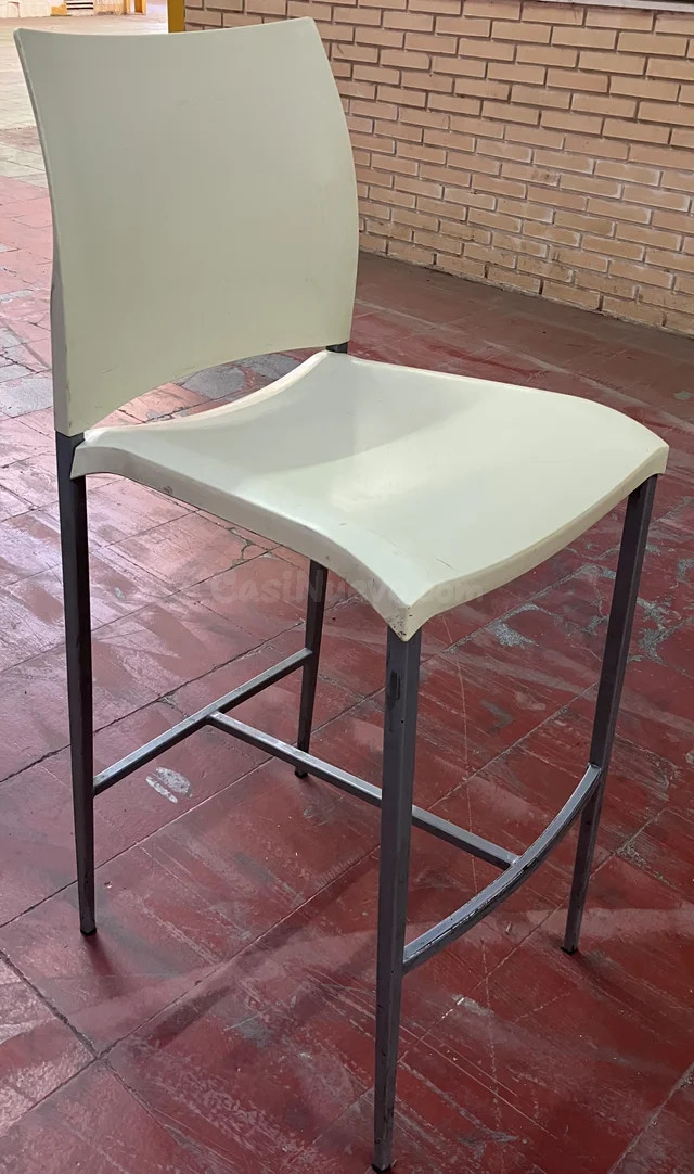 Sillas Altas Beige y Gris con Respaldo