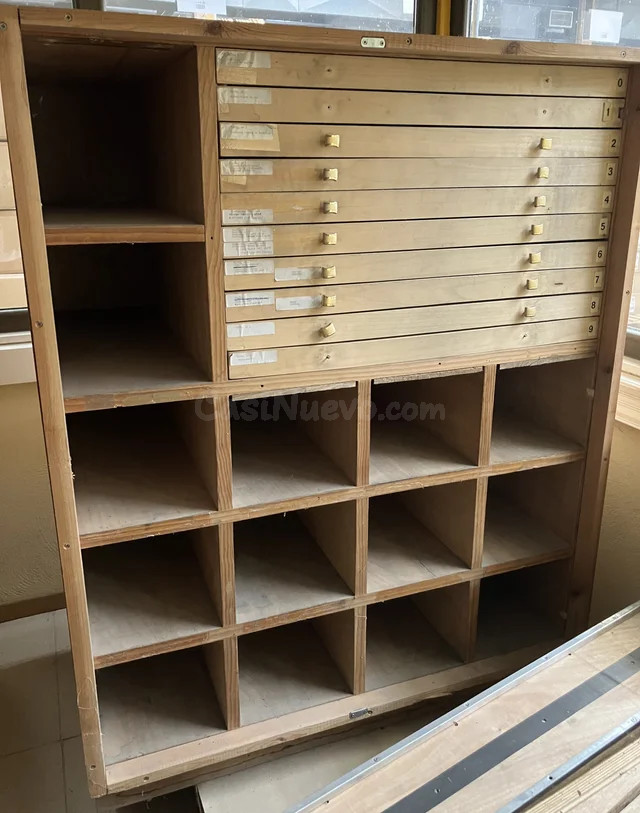 MUEBLE DE MADERA CON CAJONES PARA LÁMINAS