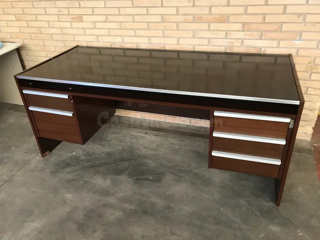 Mesa vintage de oficina 1,85mts con dos cajoneras